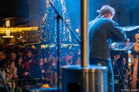 Včeraj je prvi koncert Pravljičnega Kamnik privabil število obiskovalcev (12)